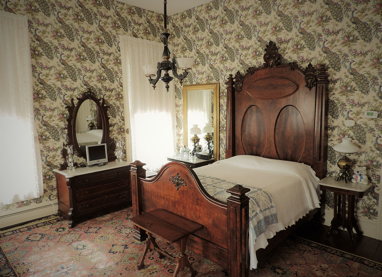The Henry Clay Room with Victorian bed